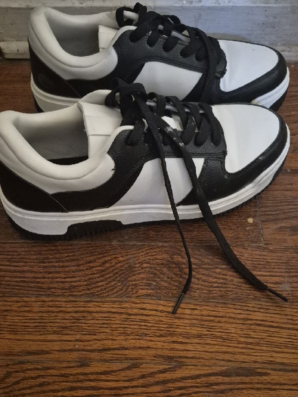 H&M White and Black Low-Top Sneakers - Picture 2 of 6